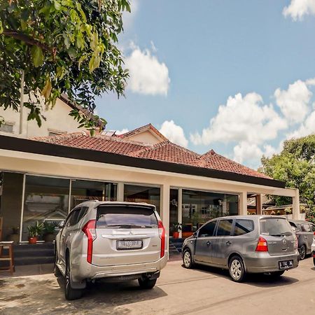 Oyo 3341 Ten Guest House Бандунг Екстериор снимка